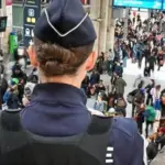 Протестувальники в масках під час сутичок із поліцією в Парижі